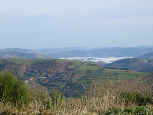 Mar de nubes en el fondo del valle visto desde O Cebreiro