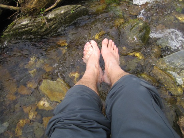 Refresco de pies en el río